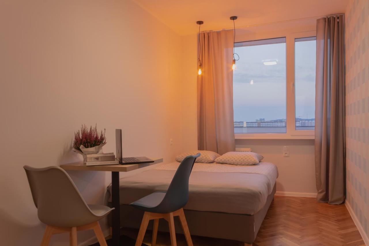 Initium Rooms - Pokoje Na Wynajem - Obroncow Wybrzeza 4D 格但斯克 外观 照片